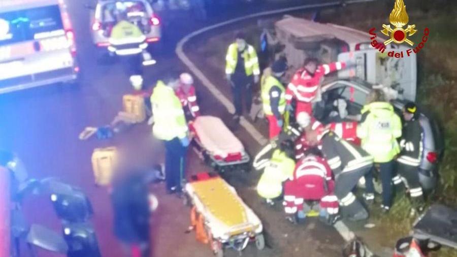 Grave incidente a Cadelbosco Sopra: auto e furgone finiscono nel canale