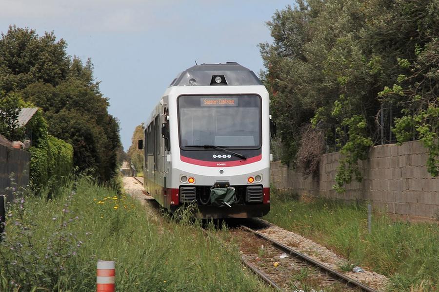 Sassari, il pendolino dell’Arst diretto ad Alghero si blocca a metà percorso: passeggeri caricati su un bus sostitutivo