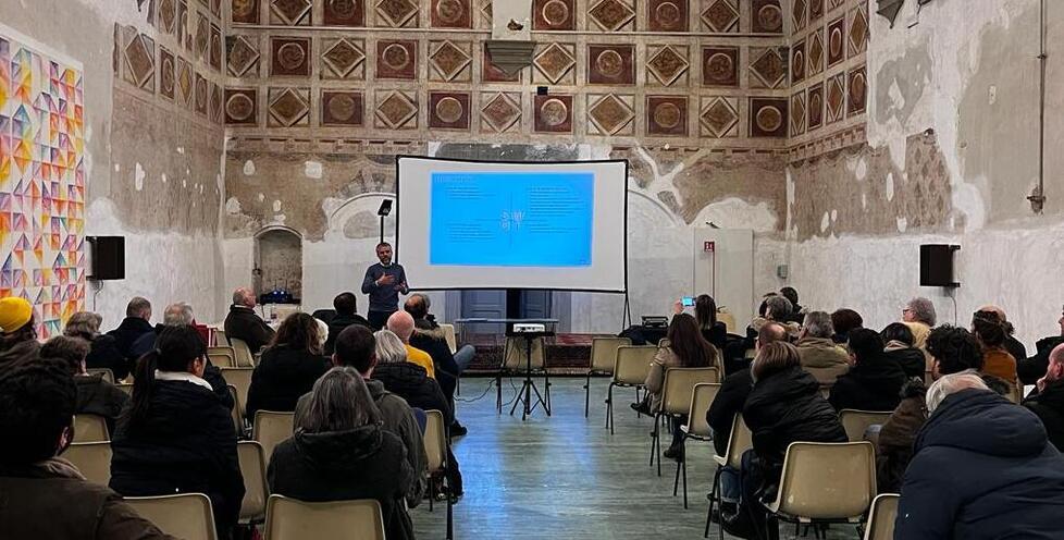 In alto l’assemblea che si è tenuta nel refettorio della chiesa di San Domenico
