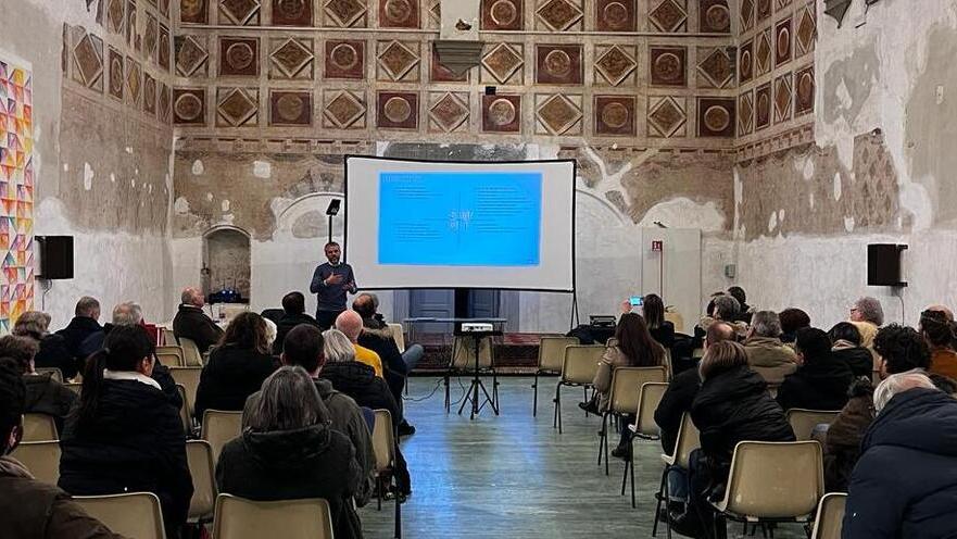 In alto l’assemblea che si è tenuta nel refettorio della chiesa di San Domenico