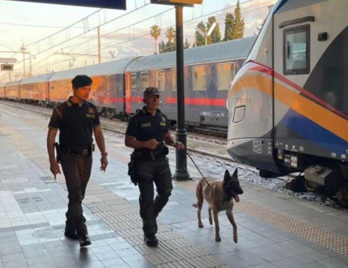 Livorno, spaccia droga alla stazione con la compagna incinta: arrestato