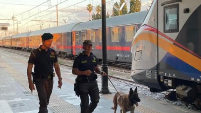 Livorno, spaccia droga alla stazione con la compagna incinta: arrestato