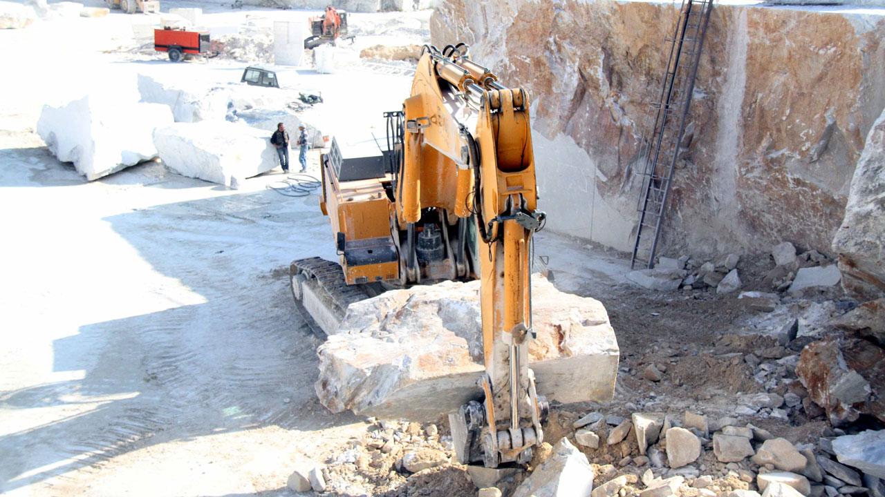 Nero alle cave, a Massa via il processo per 8 imputati: chi sono e le accuse