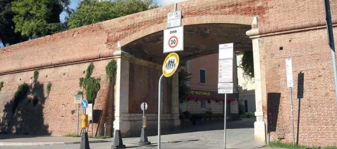 In alto il varco Ztl nel quale dal 1º luglio del 2022 molti commercianti con il pass scaduto dopo la fine della proroga legata al Covid sono stati fotografati dalle telecamere (foto Bf)