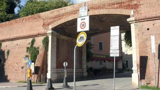 In alto il varco Ztl nel quale dal 1º luglio del 2022 molti commercianti con il pass scaduto dopo la fine della proroga legata al Covid sono stati fotografati dalle telecamere (foto Bf)