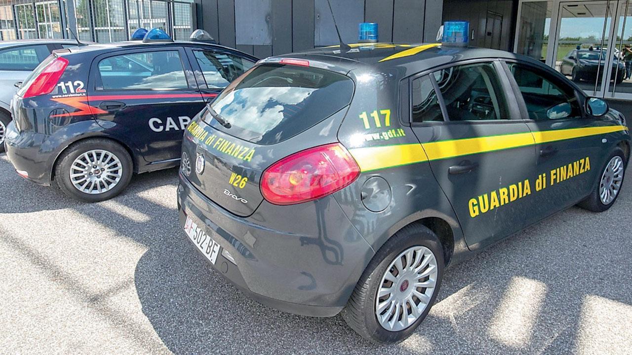 Autopattuglie di servizio della guardia di finanza e dei carabinieri (foto d’archivio)