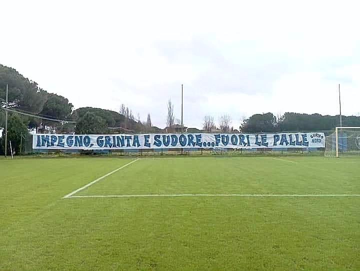 Pisa, striscione dei tifosi all’allenamento: impegno, grinta, sudore. E fuori le p...