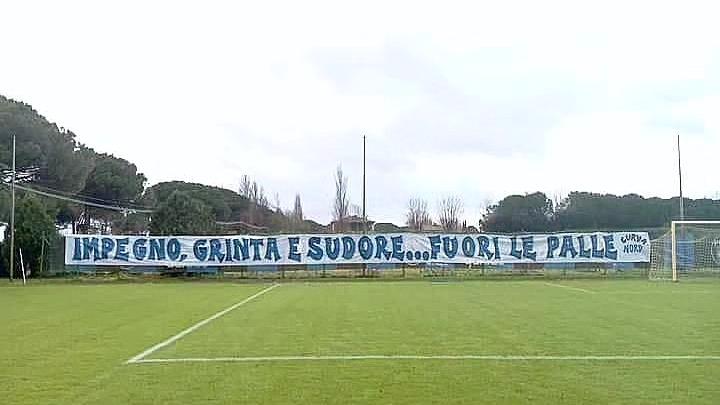 Pisa, striscione dei tifosi all’allenamento: impegno, grinta, sudore. E fuori le p...