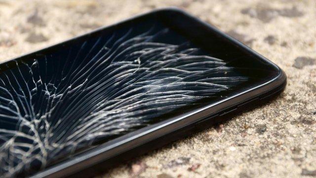 Cellulare rotto, batteria e schermo le prime riparazioni