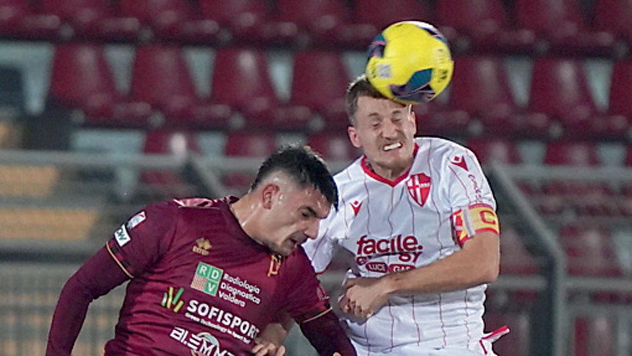 Duello ad alta quota tra Paudice e Kirwan durante la sfida di Coppa Italia (foto Silvi)