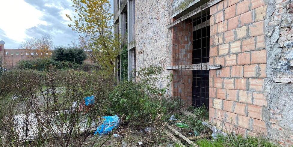 Pontedera, trovato morto a 37 anni all'ex Enel: l'allarme, i soccorsi e le ipotesi sulle cause