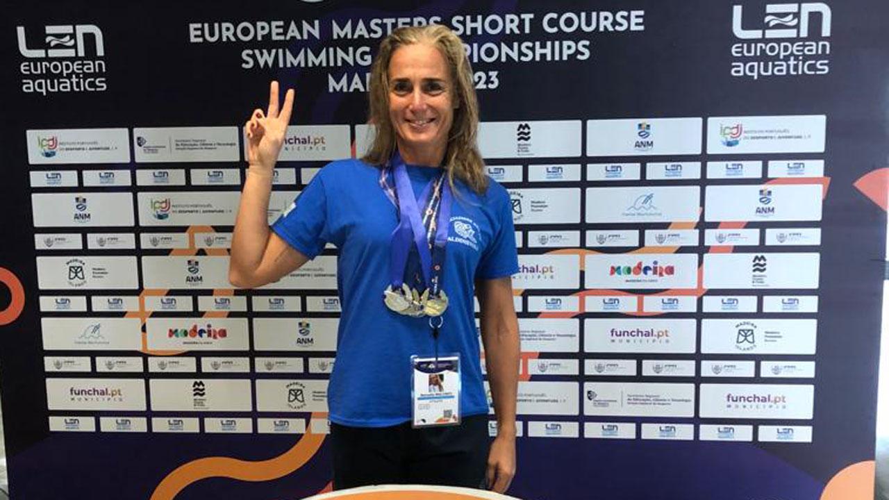 Manuela Maltinti con al collo le 5 medaglie vinte ai campionati europei di nuoto Master a Funchal, nell’isola di Madeira in Portogallo