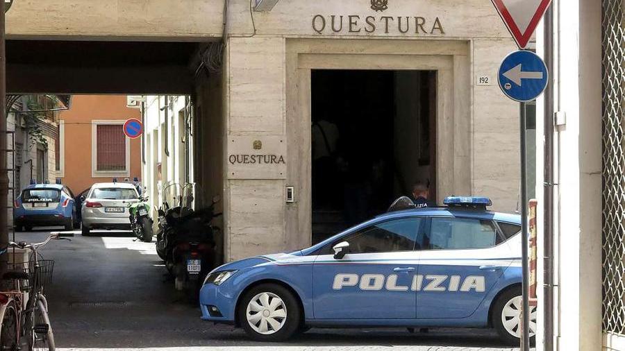 Reggio Emilia, scappa all’alt della Polizia in piena notte e si schianta contro un palo: arrestato un pluripregiudicato