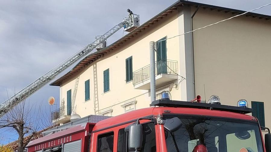 L'intervento dei vigili del fuoco a Pontedera (Foto Vigili del fuoco)