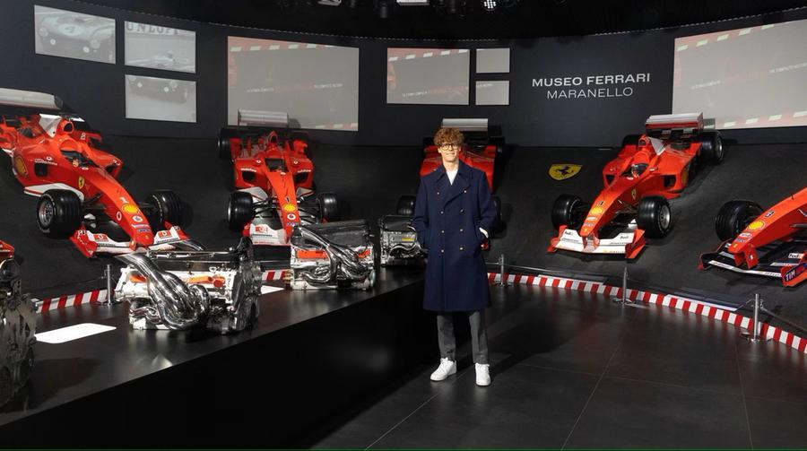 Jannik Sinner in visita alla Ferrari, tra il tour al museo e allo stabilimento di Maranello e un giro in pista a Fiorano
