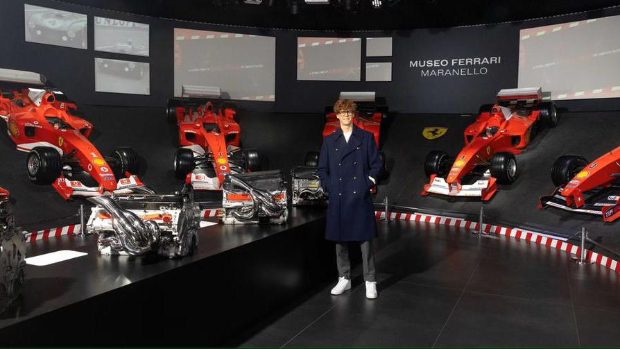 Jannik Sinner in visita alla Ferrari, tra il tour al museo e allo stabilimento di Maranello e un giro in pista a Fiorano