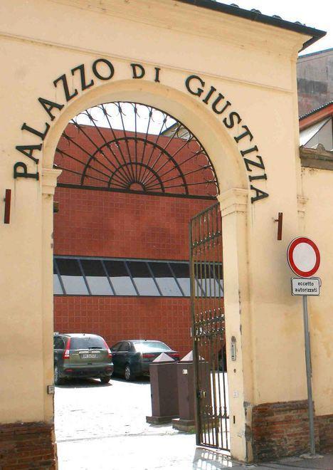 La picchia e la fa abortire Perchè non lavava i piatti 