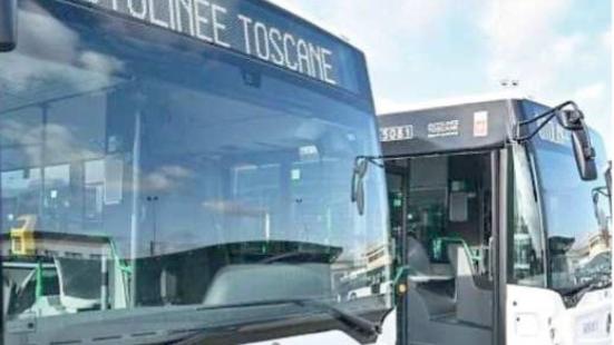 Il biglietto sanzionato e due bus di Autolinee Toscane (foto d’archivio)