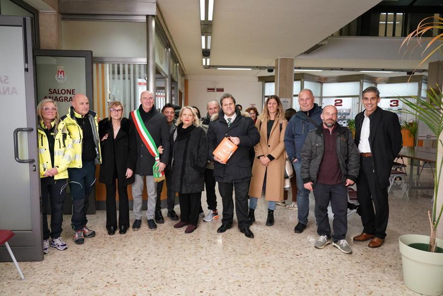 Consegnato il defibrillatore in ricordo di Riccardo Cioni al Palazzo dell’Anagrafe di Livorno