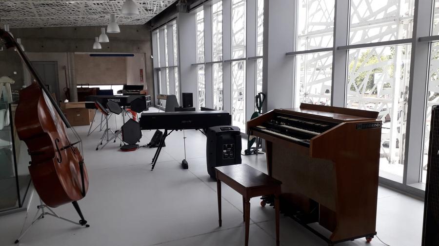 «Dedicatevi allo studio, fate musica e rispettate gli altri» in un bar la bella lezione di un gentiluomo sconosciuto