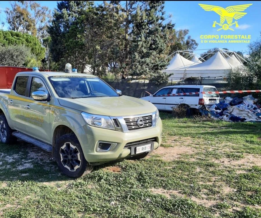 Alleva animali fra i rifiuti alle pendici della Sella del Diavolo a Cagliari: area sequestrata, lui denunciato