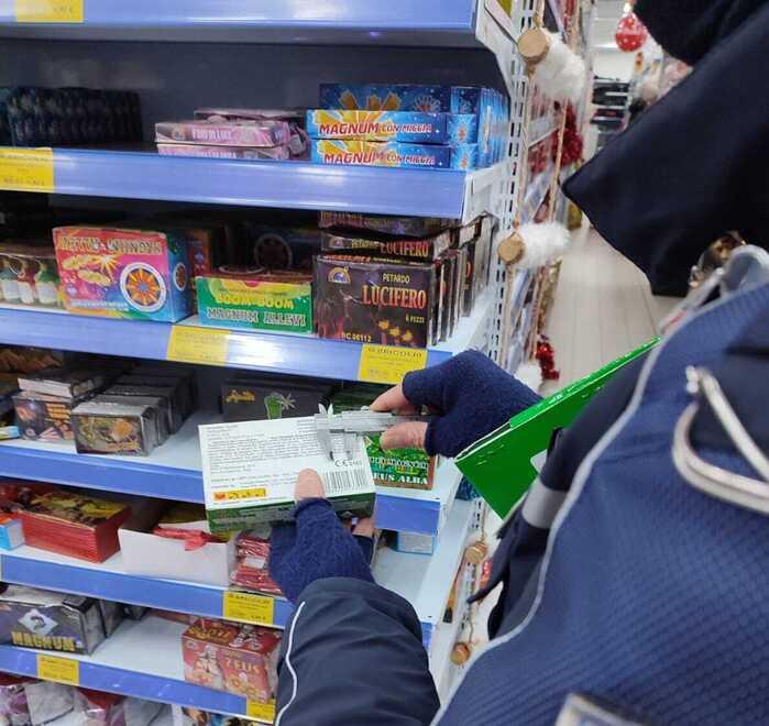 Maxi sequestro di petardi contraffatti a Formigine