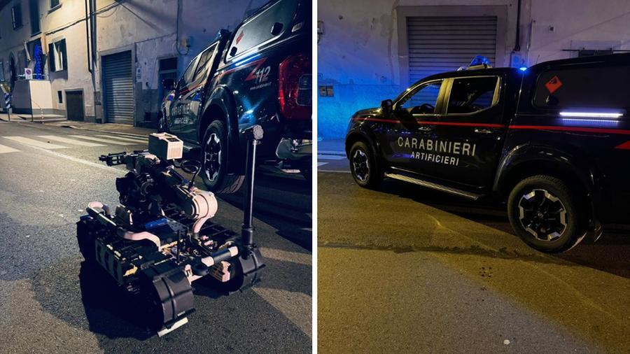 
	Il robot degli artificieri e il mezzo sul posto del falso allarme bomba


