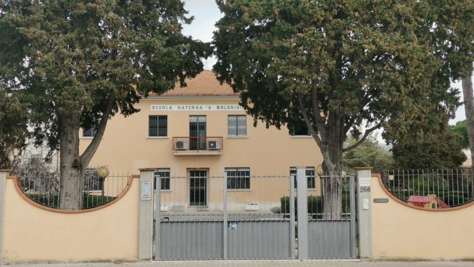 L’ingresso della scuola d’infanzia paritaria “Alessandra Boldrini” in via Indipendenza a Venturina Terme