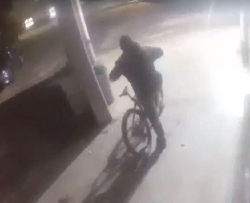 Sfonda la vetrata del negozio e ruba bici da 14mila euro: il colpo da Dottorbike