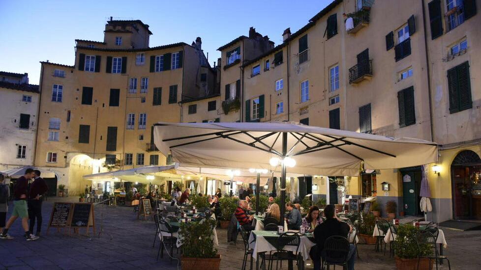 Suolo pubblico a Lucca, c’è il ritocchino: commercianti in subbuglio