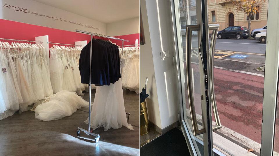 La porta forzata del negozio e il carrello porta abiti preso di mira e alcuni vestiti lasciati a terra dai ladri