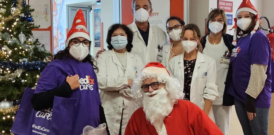 Livorno, i corrieri dalla FedEx Express consegnano i regali in Pediatria