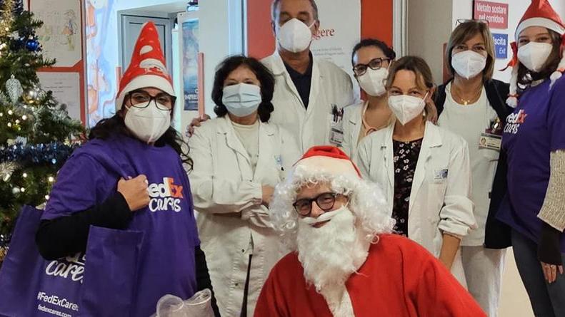 Livorno, i corrieri dalla FedEx Express consegnano i regali in Pediatria