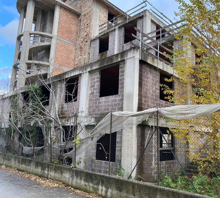 Pontedera, trovato morto all'ex Enel: nel palazzo abbandonato tra spaccio e prostituzione