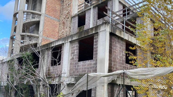 Pontedera, trovato morto all'ex Enel: nel palazzo abbandonato tra spaccio e prostituzione