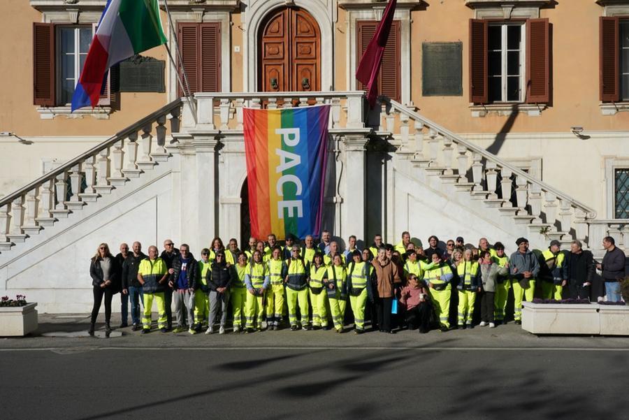 
	Gli operatori ecologici davanti al Comune (Foto di Franco Silvi)

