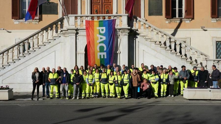 Gli operatori ecologici davanti al Comune (Foto di Franco Silvi)