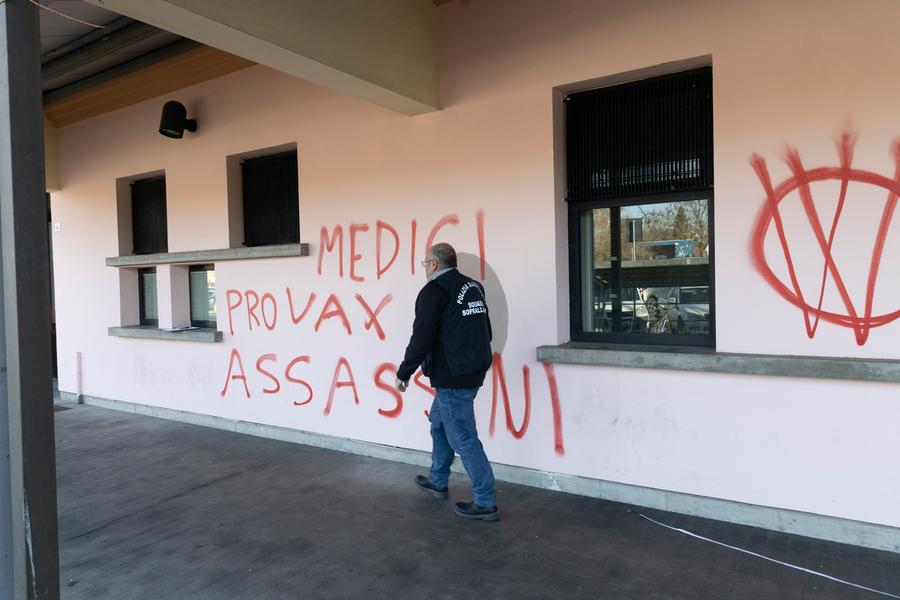 Scritte no vax all'ospedale Ramazzini di Carpi, la condanna dell’Ausl e del Comune
