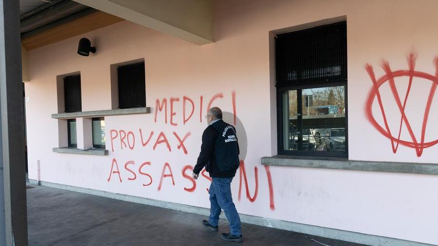 Scritte no vax all'ospedale Ramazzini di Carpi, la condanna dell’Ausl e del Comune