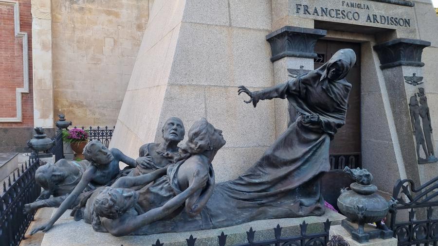 Sassari cimitero monumentale la tomba piramide di Francesco Ardisson