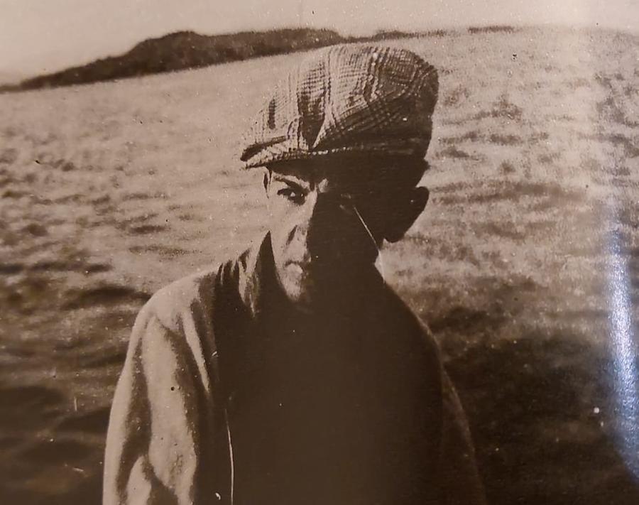 Enrico Berlinguer durante una veleggiata nelle acque di Stintino