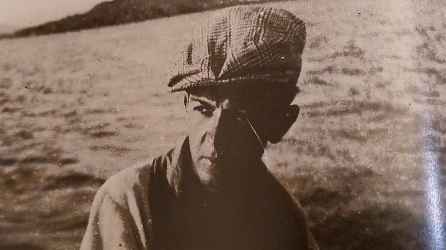 Enrico Berlinguer durante una veleggiata nelle acque di Stintino