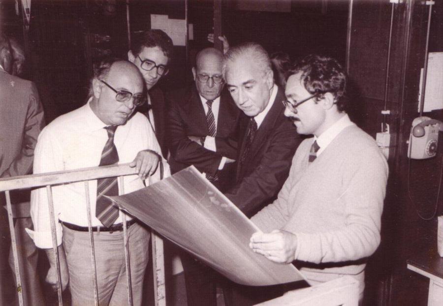 Francesco Cossiga in visita alla tipografia della Nuova Sardegna in via Porcellana (Collezione Giulio Pirino)