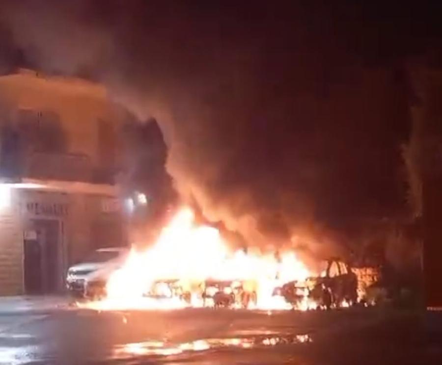 
	Il rogo che avvolge alcune auto

