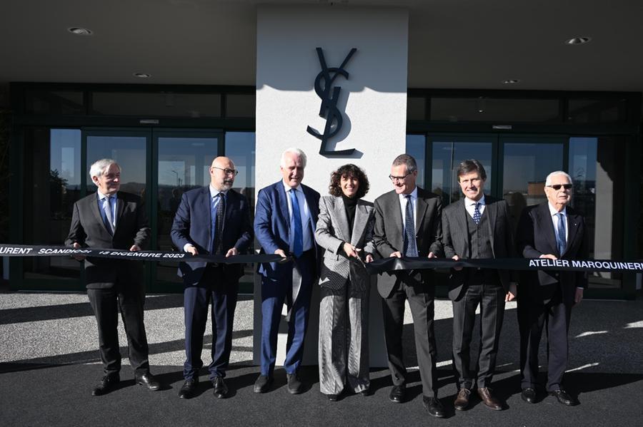 
	Il momento del taglio del nastro davanti al nuovo centro di Yves Saint Laurent

