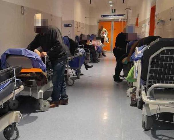 
	Pazienti in attesa nei giorni scorsi sulle barelle del pronto soccorso dell&rsquo;ospedale Cisanello a Pisa

