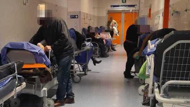 Pazienti in attesa nei giorni scorsi sulle barelle del pronto soccorso dell’ospedale Cisanello a Pisa