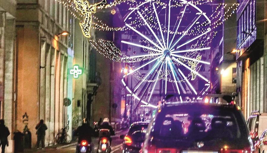 
	Via Grande a Livorno illuminata per le feste natalizie

