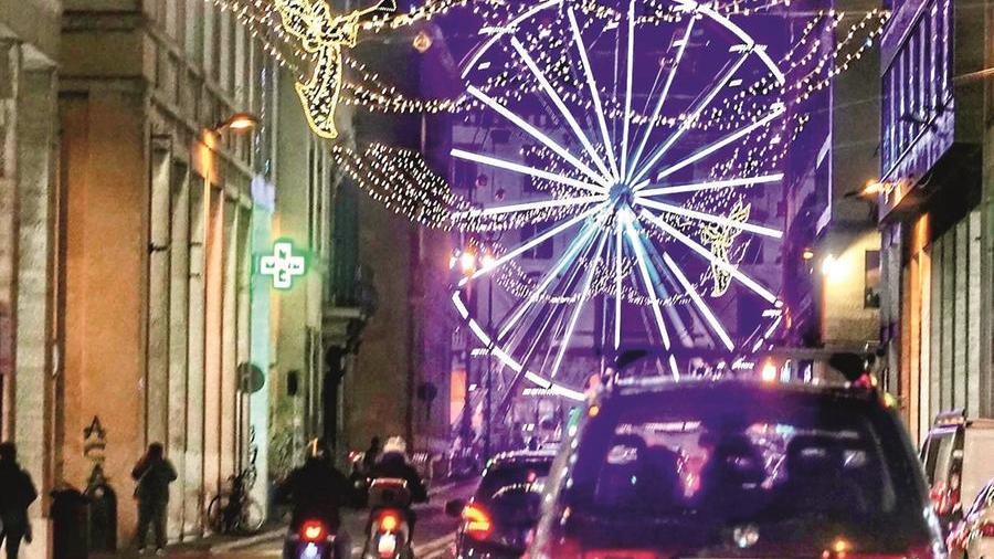 Via Grande a Livorno illuminata per le feste natalizie