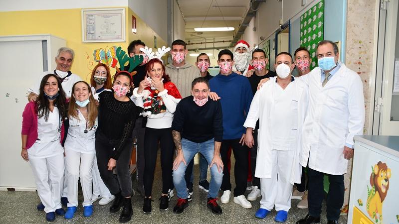 Sassari, i campioni della Torres donano un sorriso ai bimbi di Pediatria